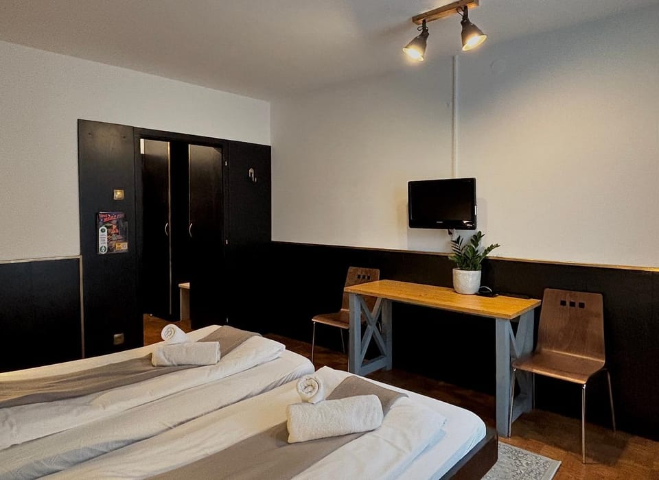 Bed, TV and multimedia, Seating area, towels