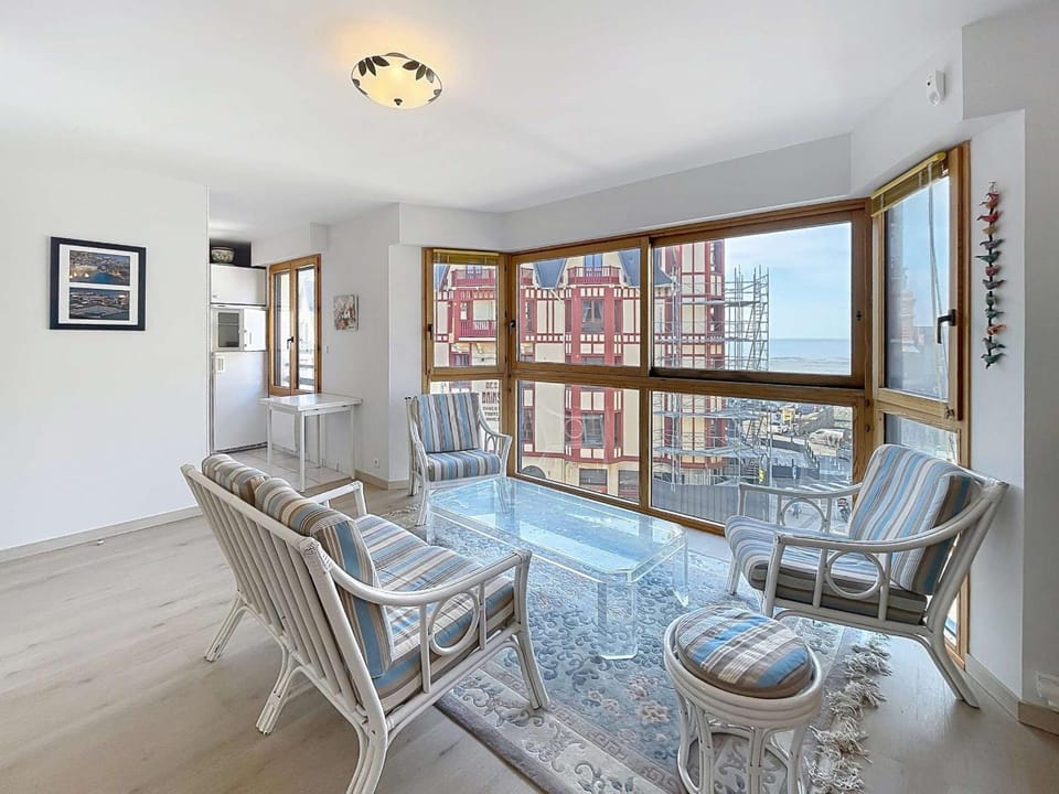 Grand duplex en centre-ville avec vue, à 50m de la plage, ascenseur, et WIFI - FR-1-361-165 Apartment in Granville