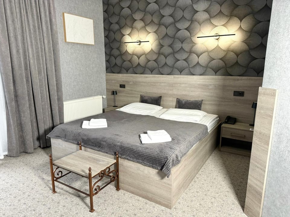 Bed, Photo of the whole room, Bedroom, towels