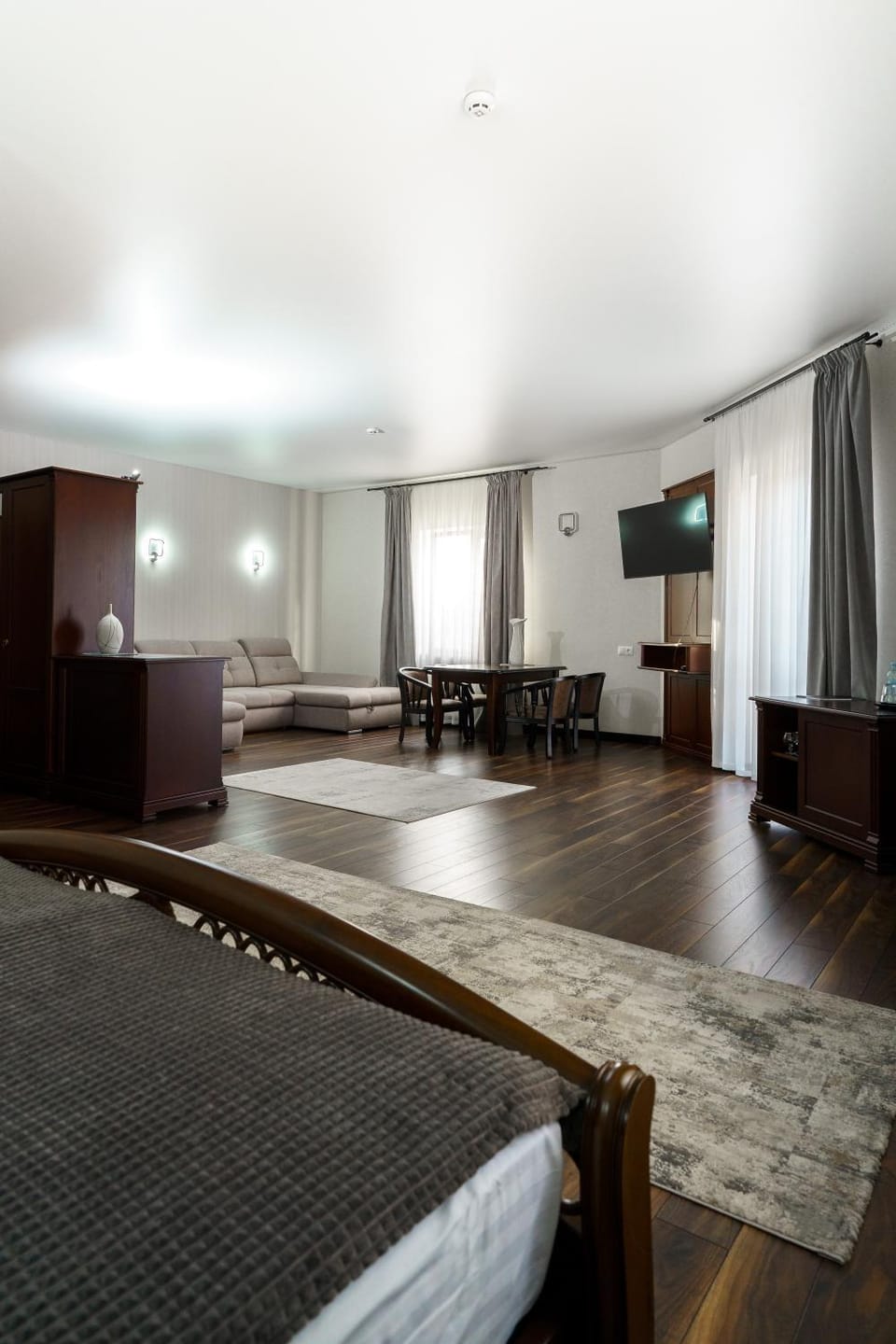 Bed, TV and multimedia, Living room, Photo of the whole room