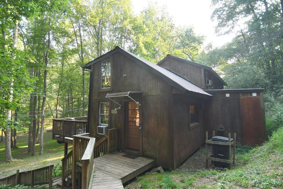 Mishka (Bear Cub Retreat)at Sleepy Creek Chalet in Shenandoah Valley
