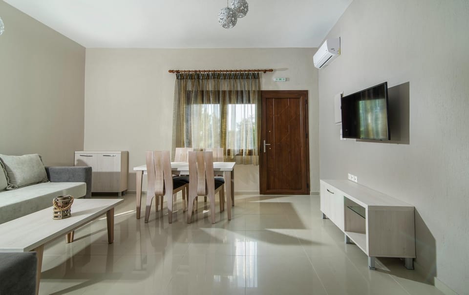 TV and multimedia, Living room, Seating area, Dining area
