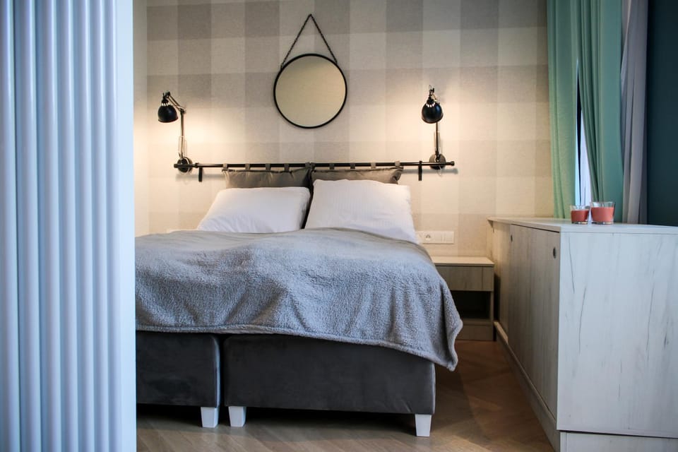 Bed, Bedroom, City view, Garden view, Inner courtyard view