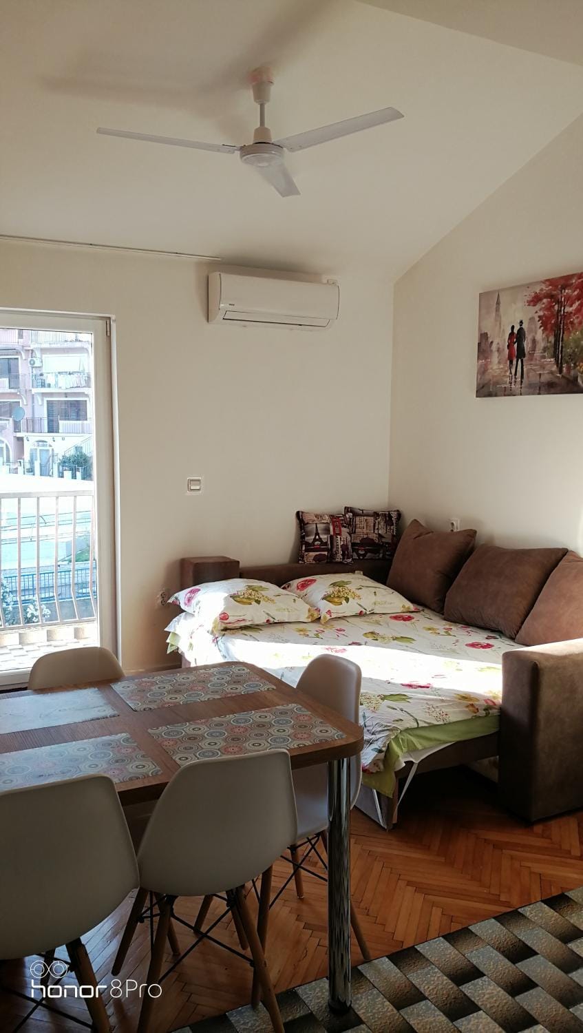 Bed, Living room, Photo of the whole room, Seating area, fireplace, air conditioner