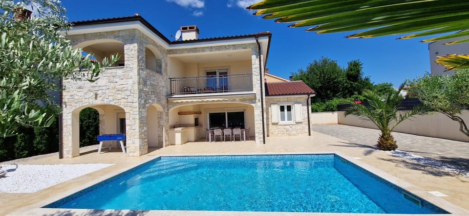 Property building, Day, Pool view, Swimming pool