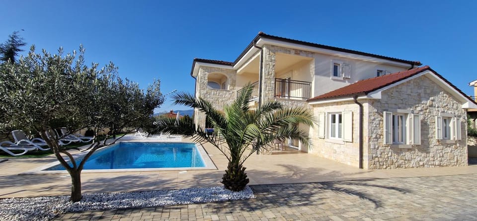 Property building, Day, Pool view, Swimming pool