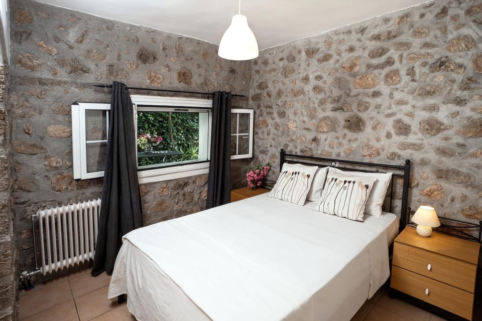 Property building, Bed, Photo of the whole room, Bedroom, internet