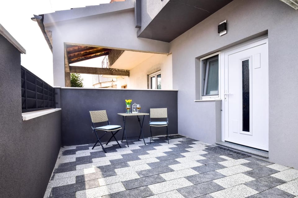 Facade/entrance, Balcony/Terrace