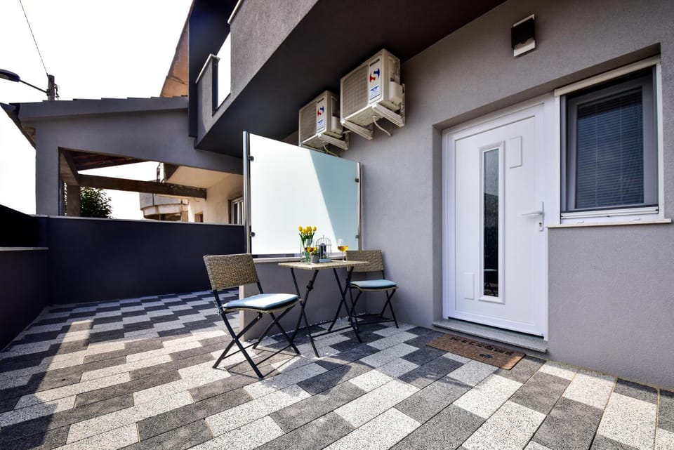 Facade/entrance, Balcony/Terrace, Street view