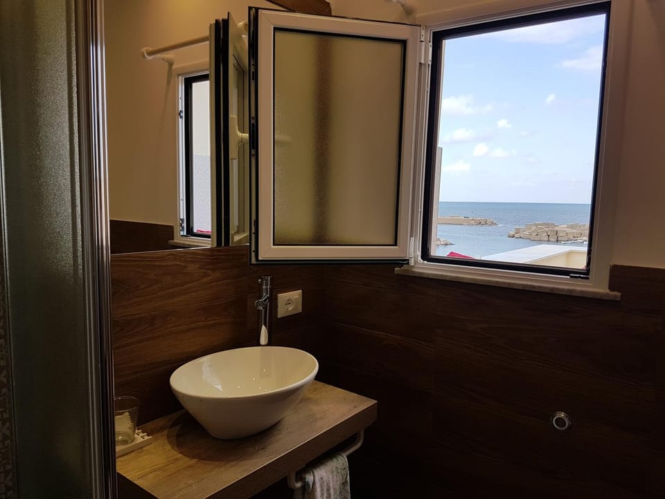 Bathroom, Sea view