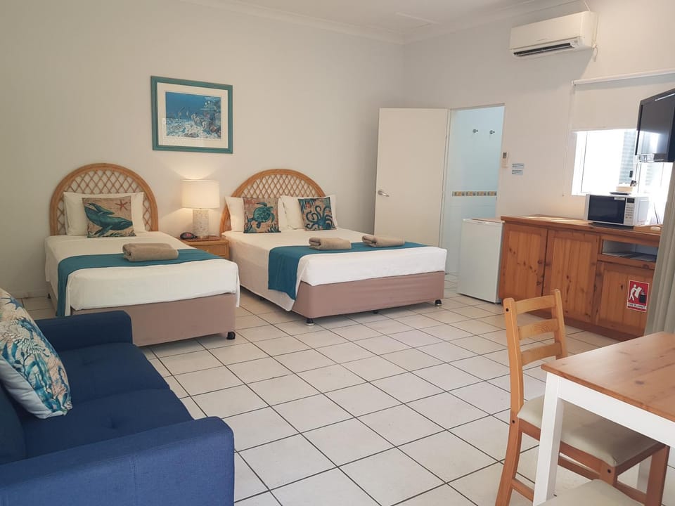 Bed, People, TV and multimedia, Coffee/tea facilities, Kitchen or kitchenette, Living room, Photo of the whole room, Seating area, Floor plan, Dining area, Bedroom, Area and facilities, Family, fireplace, furniture, internet, locker, minibar, storage, toaster, towels, wardrobe, air conditioner