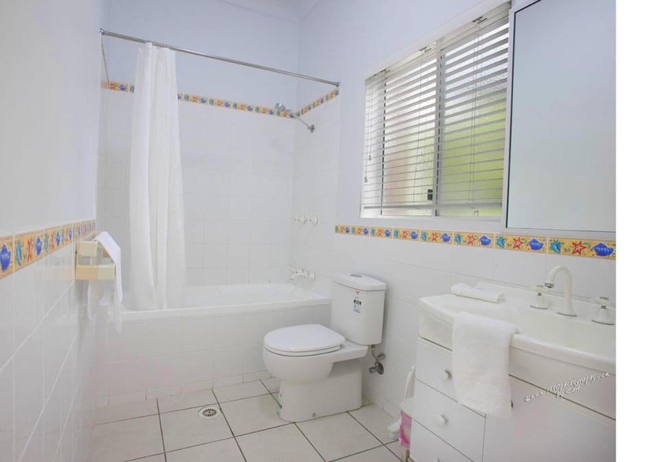 Shower, Toilet, Bathroom, Garden view, Bath, heating, storage, towels, air conditioner