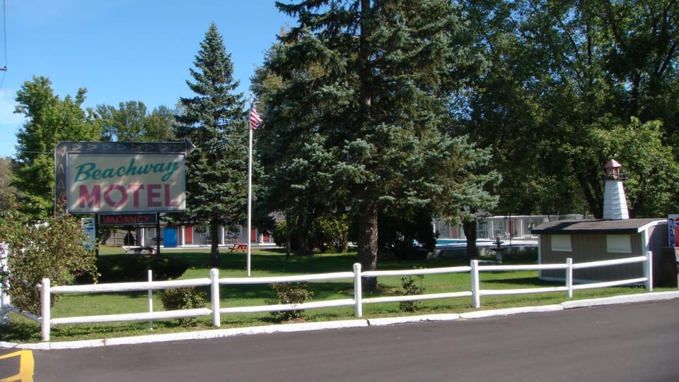 Property building, Day, Property logo or sign, Garden