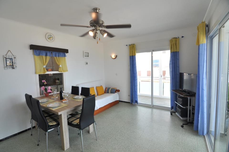 TV and multimedia, Living room, Dining area, fireplace