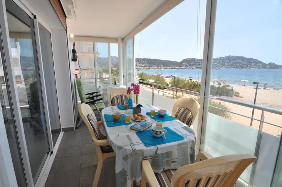 View (from property/room), Balcony/Terrace, Dining area, Beach, Mountain view, Sea view