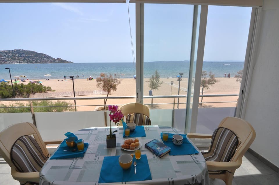 View (from property/room), Balcony/Terrace, Dining area, Beach, Mountain view, Sea view
