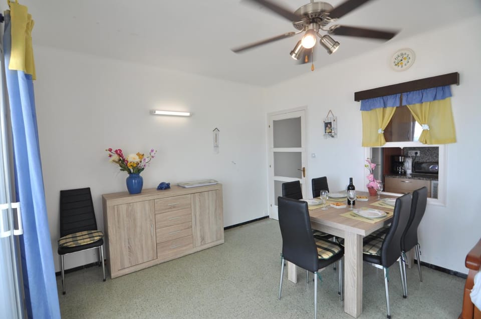 TV and multimedia, Living room, Dining area, fireplace