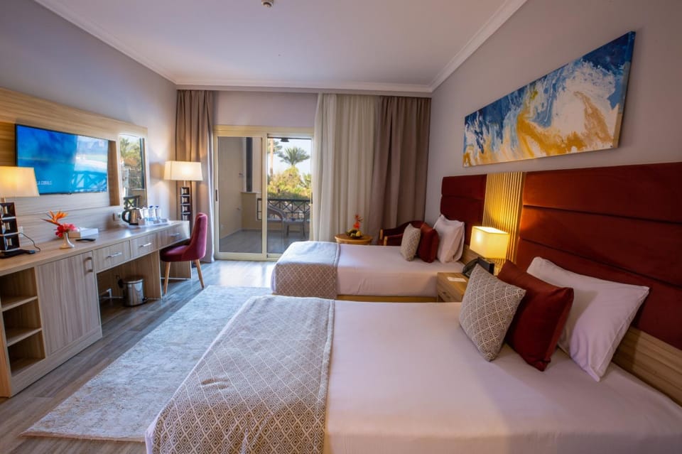 Bed, TV and multimedia, Photo of the whole room, Seating area, Bedroom