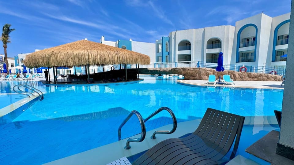 Property building, Day, Pool view, Swimming pool, sunbed