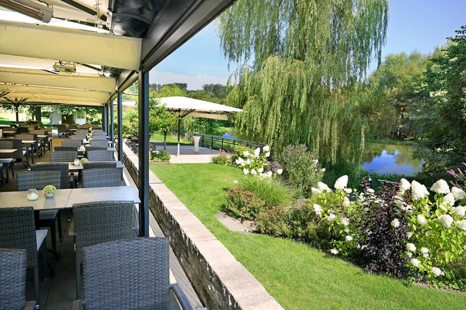 Restaurant/places to eat, Natural landscape, Garden