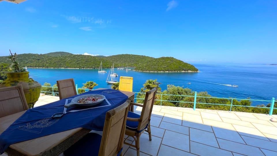 Dining area, Pool view, Sea view, Location