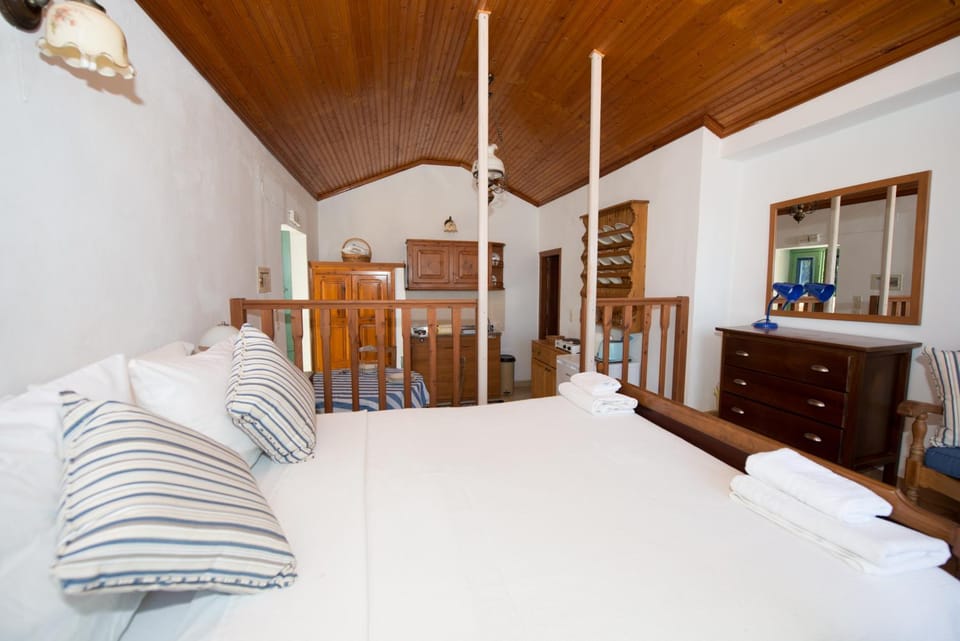Kitchen or kitchenette, Dining area, Bedroom