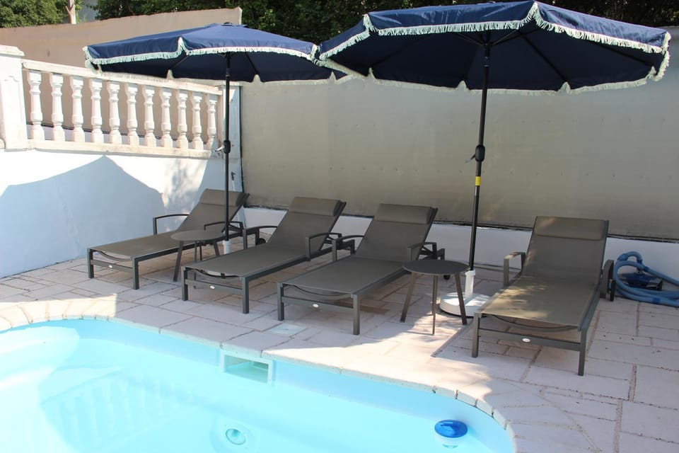 Swimming pool, sunbed