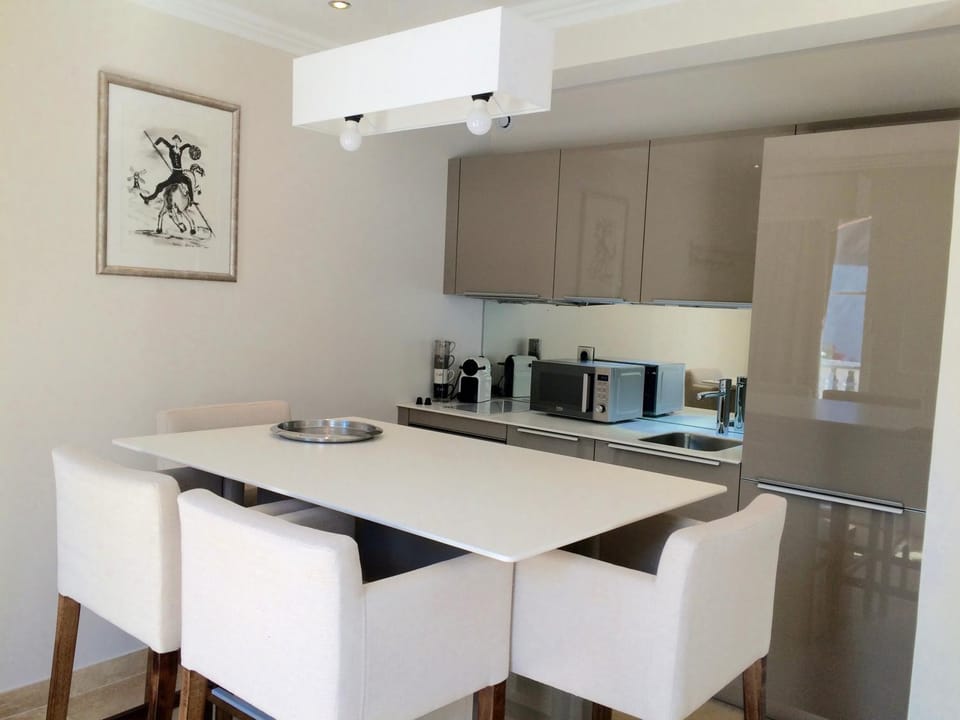 Coffee/tea facilities, Kitchen or kitchenette, Dining area, minibar, stove