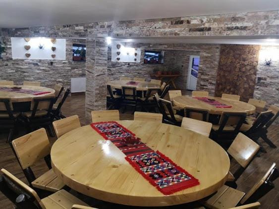 Restaurant/places to eat, Living room