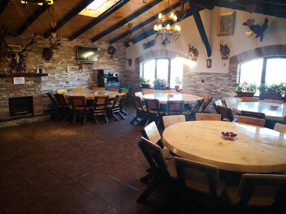 Restaurant/places to eat, Living room