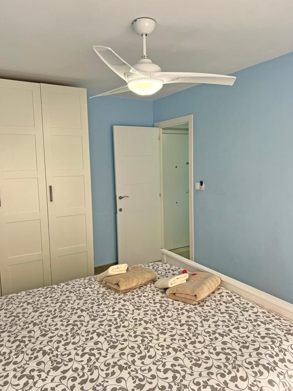 Bed, Photo of the whole room, Bedroom, fireplace, wardrobe