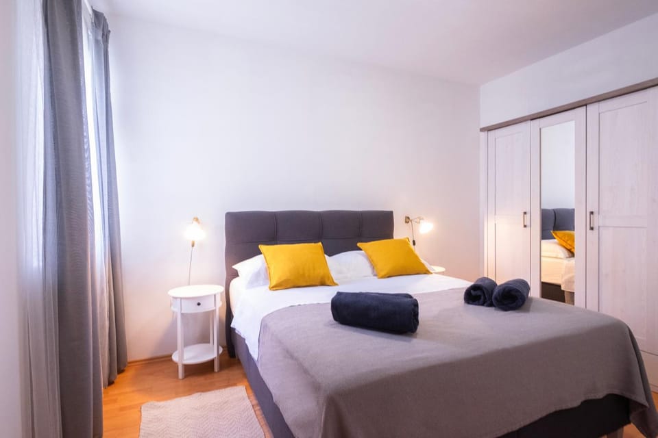 Bed, Photo of the whole room, wardrobe
