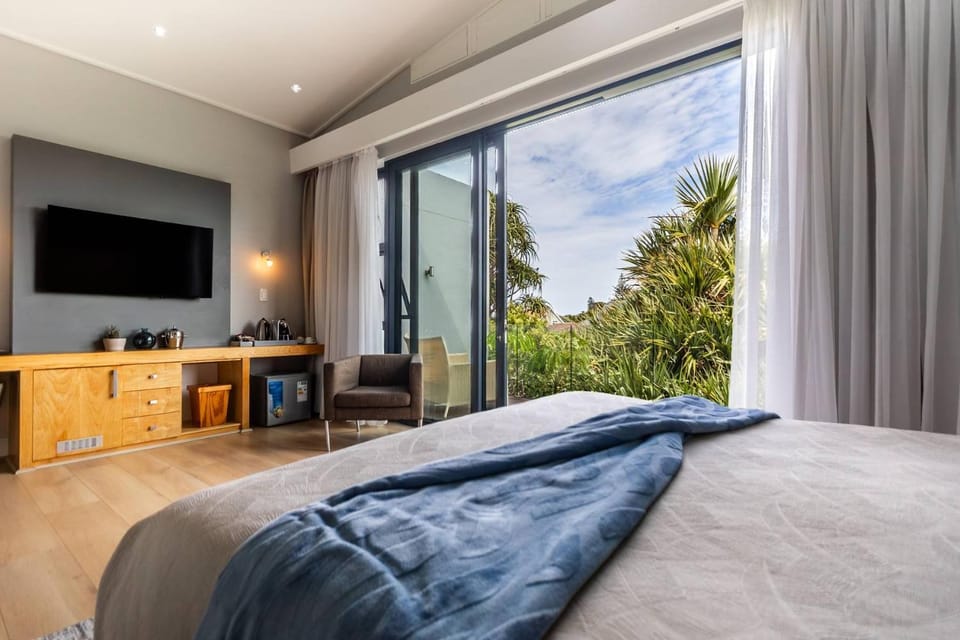 Bed, Evening entertainment, Bedroom
