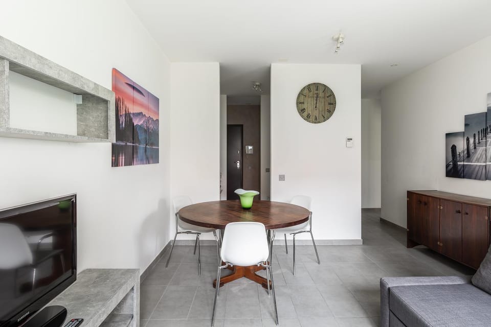 TV and multimedia, Living room, Seating area, Dining area