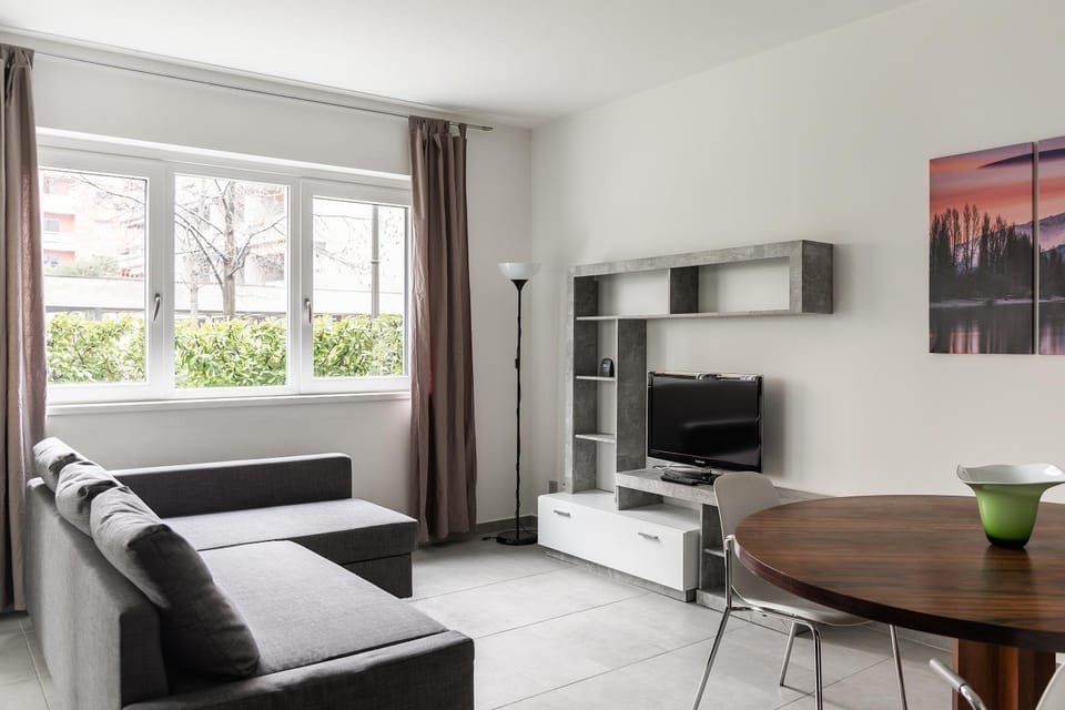 TV and multimedia, Living room, Seating area, Dining area