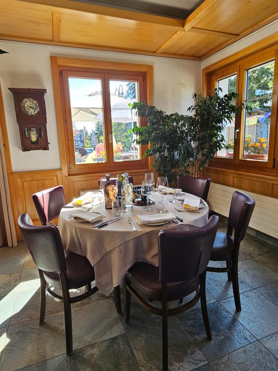 Restaurant/places to eat, Dining area
