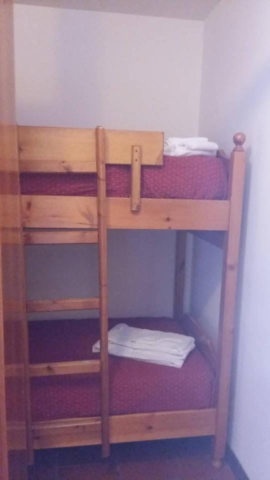 Bedroom, bunk bed