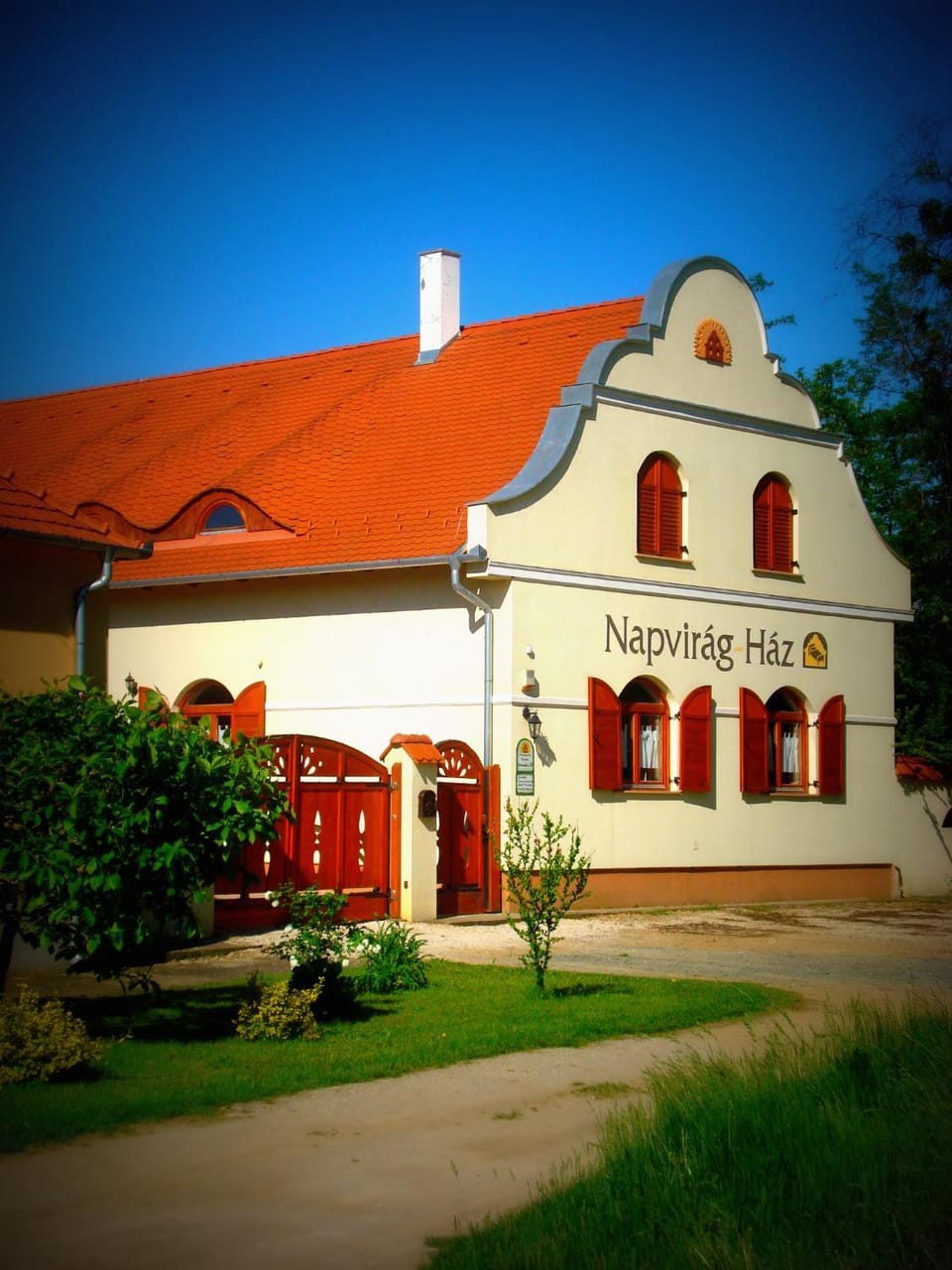 Facade/entrance