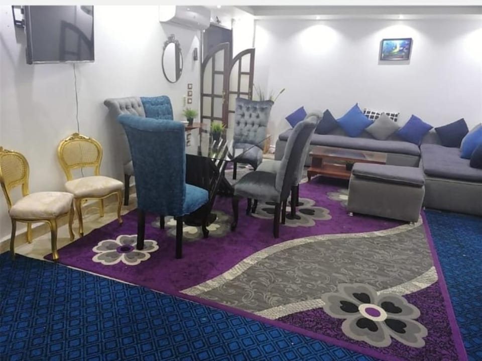 TV and multimedia, Living room, Lounge or bar, Seating area, Dining area