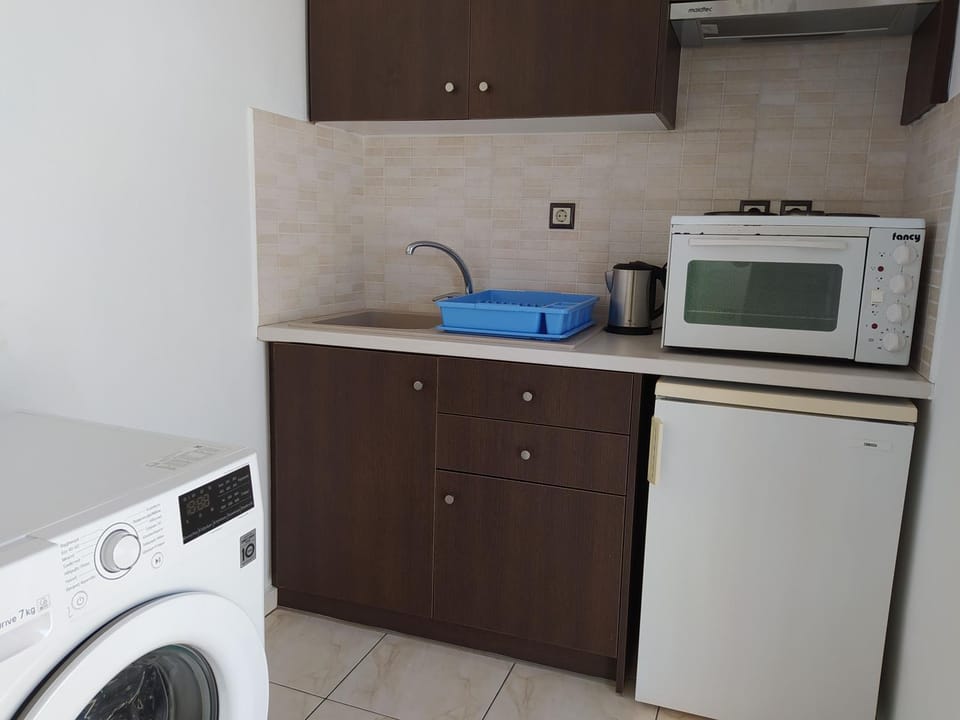 Coffee/tea facilities, Kitchen or kitchenette, stove, washing machine