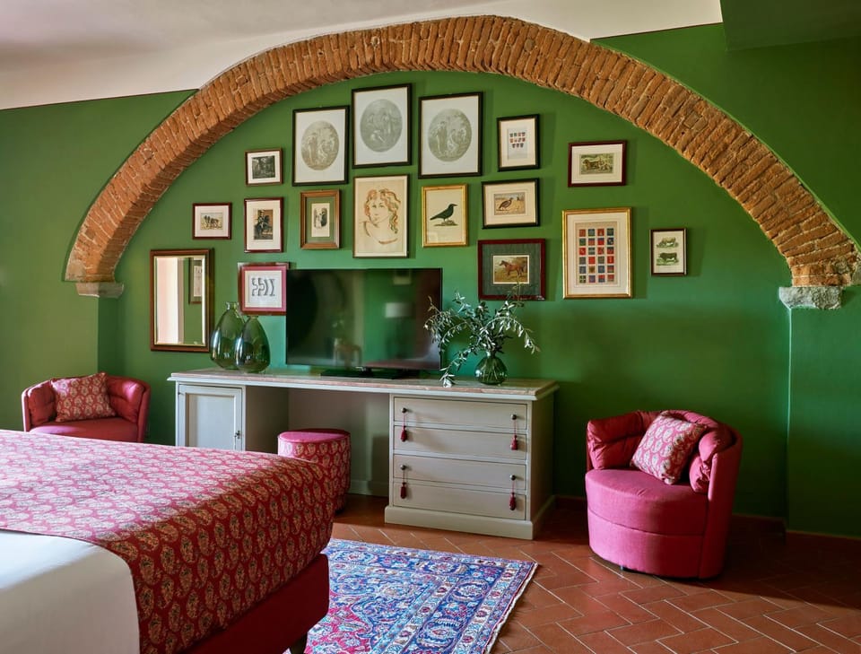 Bed, TV and multimedia, Bedroom
