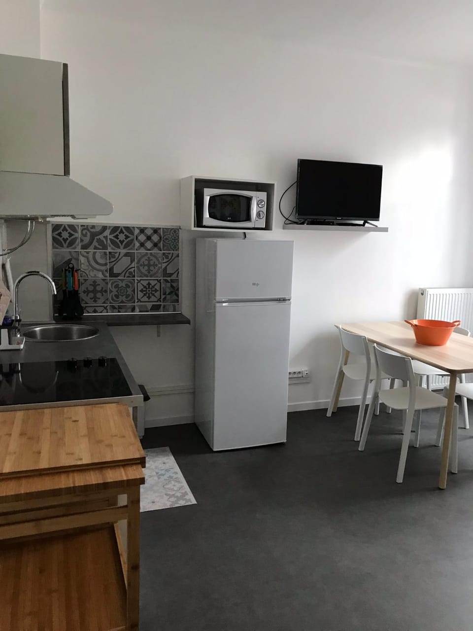 Kitchen or kitchenette, Dining area