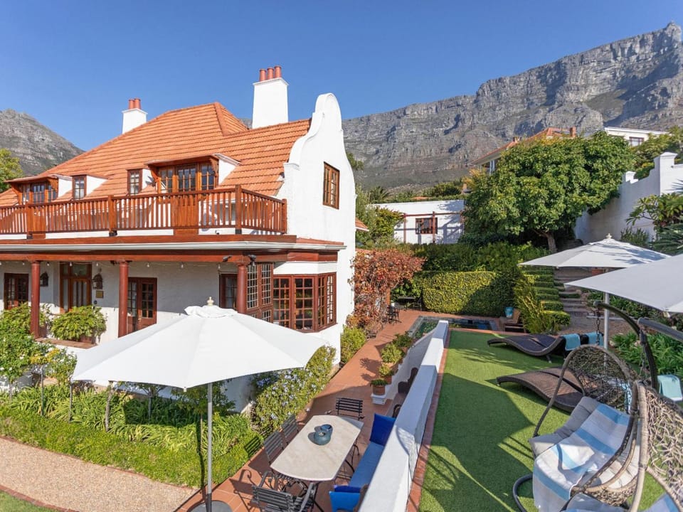 Property building, Garden, Garden view, Swimming pool, sunbed