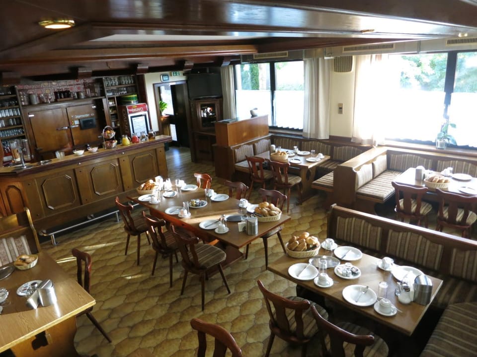 Restaurant/places to eat, Food and drinks
