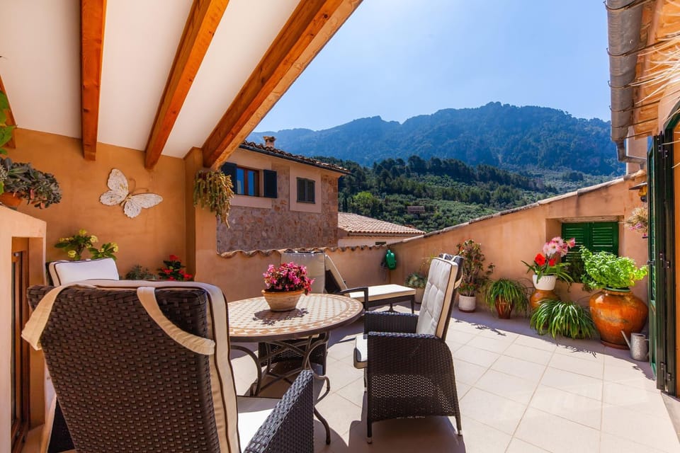 Property building, Balcony/Terrace, Living room