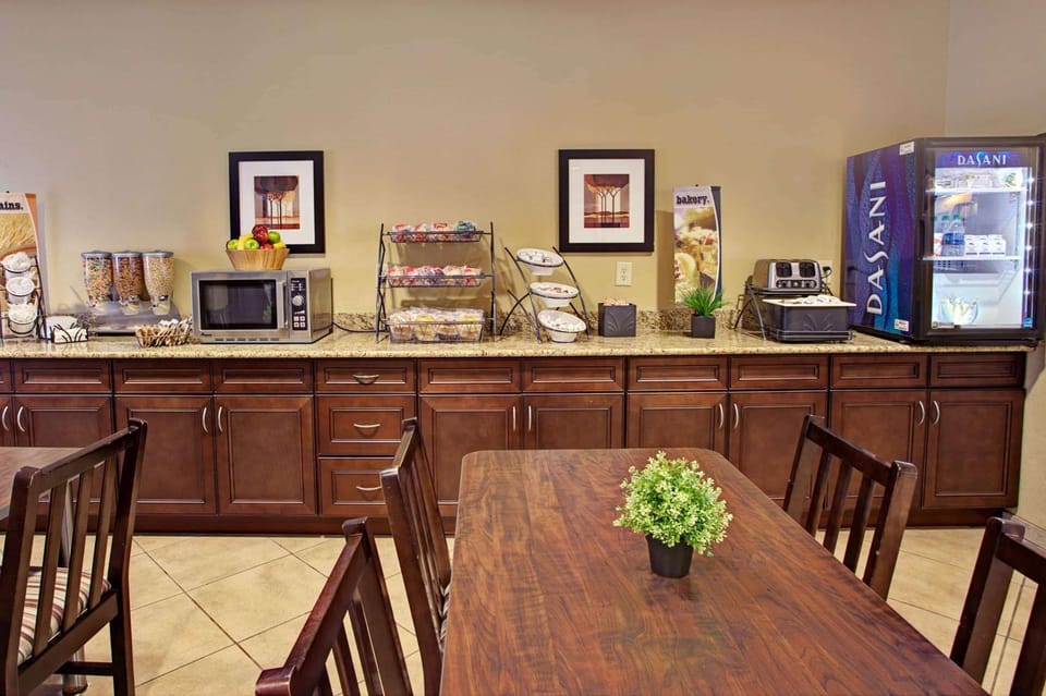 Restaurant/places to eat, Dining area, On site, Breakfast