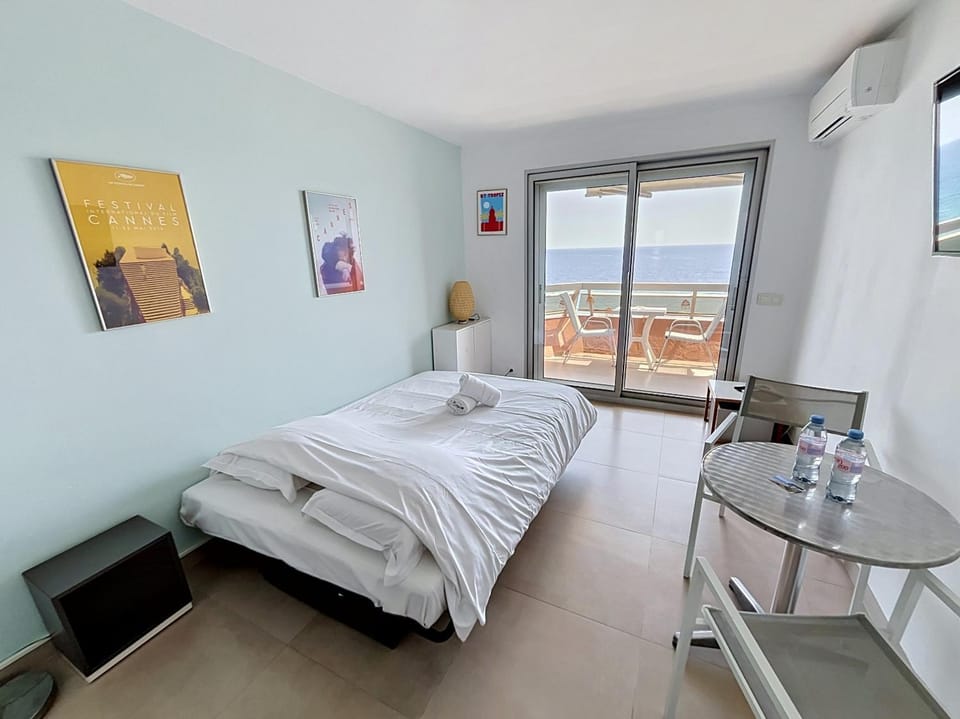 Bed, Living room