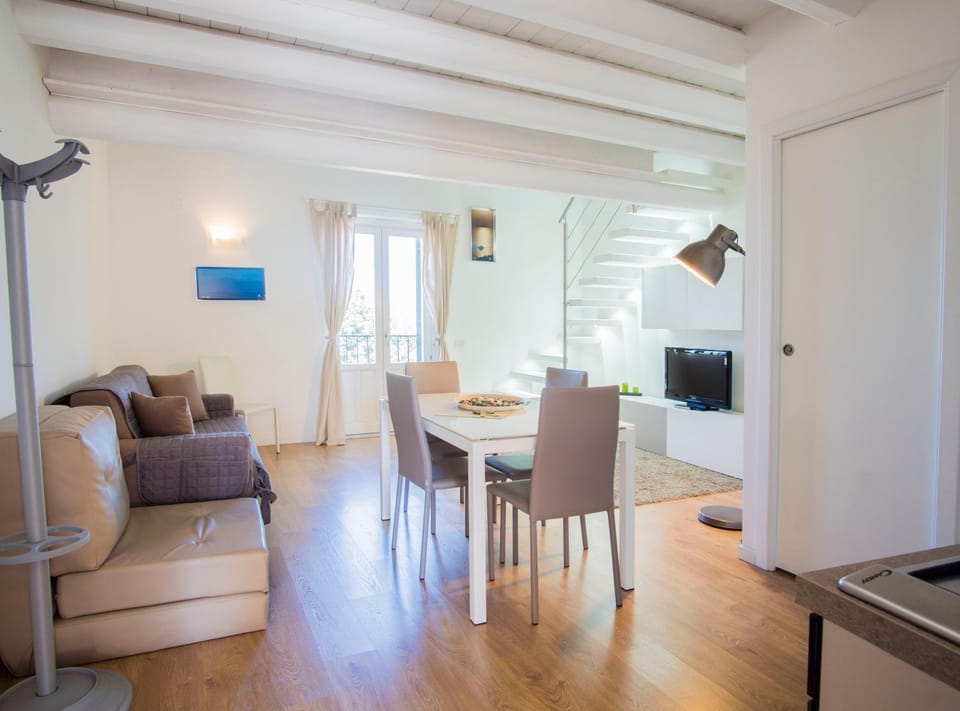 Communal lounge/ TV room, TV and multimedia, Living room, Seating area, Dining area, Evening entertainment