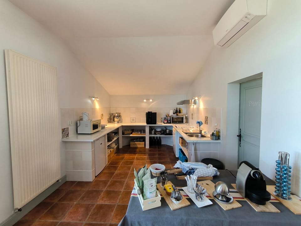 Coffee/tea facilities, Kitchen or kitchenette, Kitchen or kitchenette, Food and drinks, Dining area, toaster