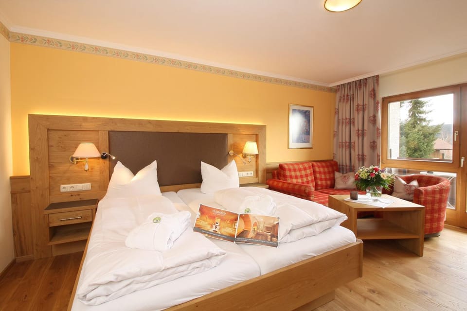 Bed, Living room, Photo of the whole room, Seating area